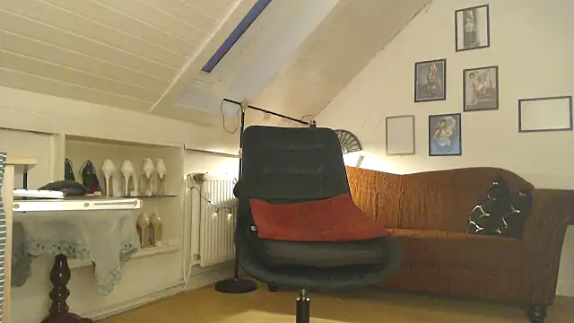 Snapshot of GinaBlonde chatting on January 2025 06:49:02 AM GinaBlonde online show from January 2025 06:49:02 AM