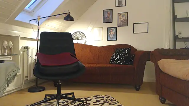 Snapshot of GinaBlonde chatting on January 2025 03:46:01 PM GinaBlonde online show from January 2025 03:46:01 PM