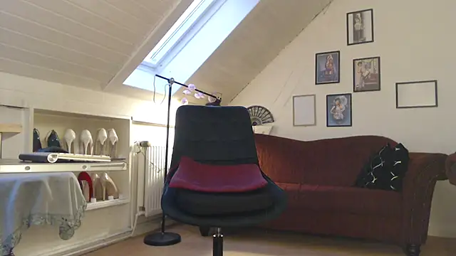 Snapshot of GinaBlonde chatting on January 2025 03:38:01 PM GinaBlonde online show from January 2025 03:38:01 PM