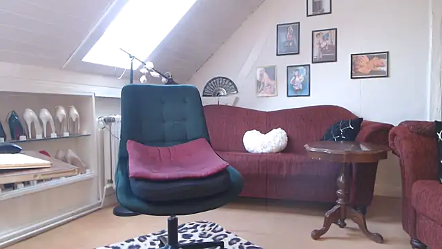 Snapshot of GinaBlonde chatting on February 2025 02:24:01 PM GinaBlonde online show from February 2025 02:24:01 PM