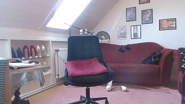 Snapshot of GinaBlonde chatting on March 2025 07:51:02 AM GinaBlonde online show from March 2025 07:51:02 AM