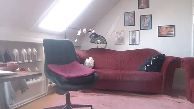 Snapshot of GinaBlonde chatting on March 2025 01:25:02 PM GinaBlonde online show from March 2025 01:25:02 PM