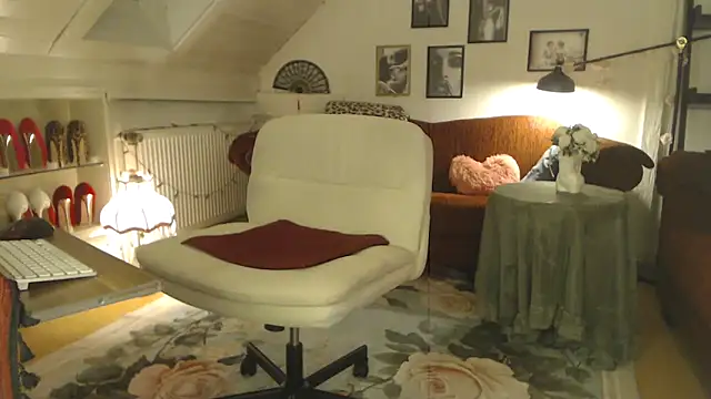 Snapshot of GinaBlonde chatting on March 2026 09:43:02 PM GinaBlonde online show from March 2026 09:43:02 PM