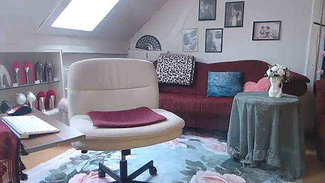 Snapshot of GinaBlonde chatting on March 2026 12:43:01 PM GinaBlonde online show from March 2026 12:43:01 PM