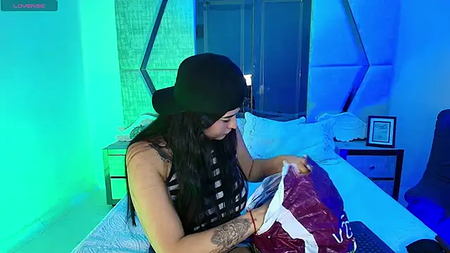 Snapshot of TifanyWhite_ chatting on December 2024 09:06:01 PM TifanyWhite online show from December 2024 09:06:01 PM