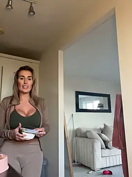 UKSYDNEYFOX online show from February 2025 05:09:02 PM