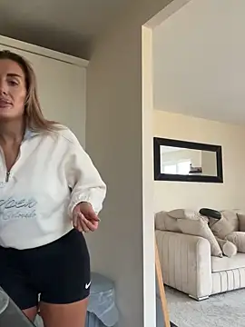 UKSYDNEYFOX online show from February 2025 02:14:02 PM