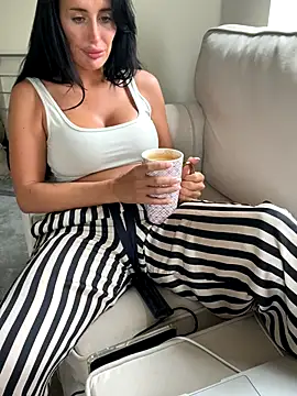 UKSYDNEYFOX online show from September 2025 11:59:01 AM