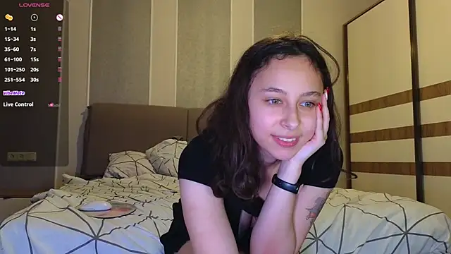 Snapshot of Agatha_Sade chatting on January 2025 06:03:02 PM Agatha Sade online show from January 2025 06:03:02 PM