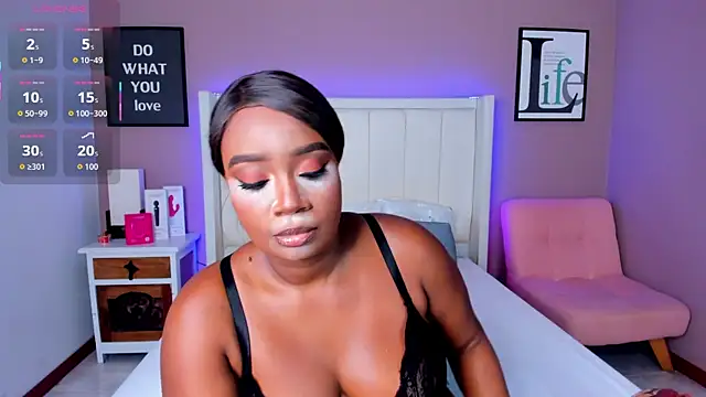 Britanymooree online show from November 2025 07:46:02 PM