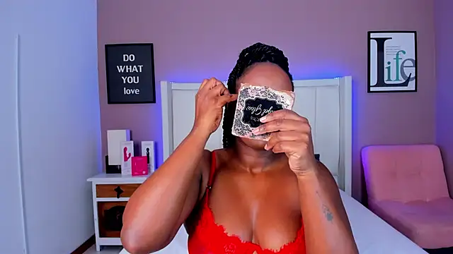 Britanymooree online show from November 2025 08:33:02 PM