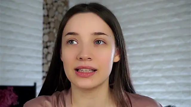 Snapshot of LowOncoming chatting on January 2025 01:20:02 AM LowOncoming online show from January 2025 01:20:02 AM