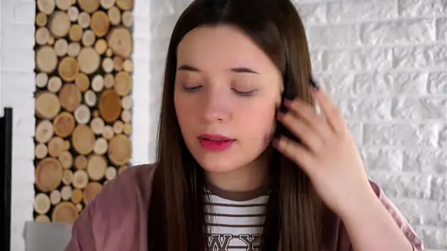 Snapshot of LowOncoming chatting on September 2025 01:39:02 AM LowOncoming online show from September 2025 01:39:02 AM