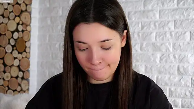 Snapshot of LowOncoming chatting on October 2025 04:11:01 AM LowOncoming online show from October 2025 04:11:01 AM