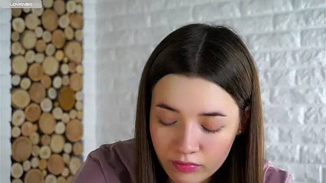 Snapshot of LowOncoming chatting on December 2025 02:09:02 AM LowOncoming online show from December 2025 02:09:02 AM