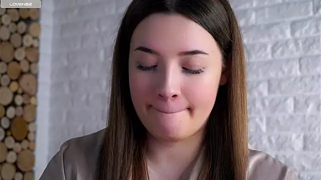 Snapshot of LowOncoming chatting on March 2026 01:44:01 AM LowOncoming online show from March 2026 01:44:01 AM