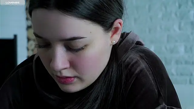 Snapshot of LowOncoming chatting on April 2026 02:12:02 AM LowOncoming online show from April 2026 02:12:02 AM