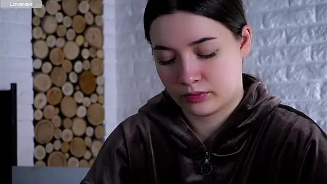 Snapshot of LowOncoming chatting on April 2026 03:45:01 AM LowOncoming online show from April 2026 03:45:01 AM