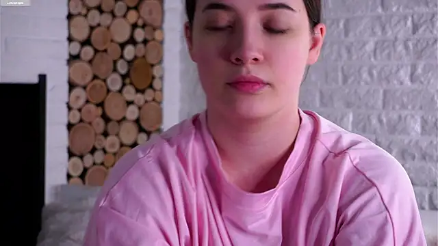 Snapshot of LowOncoming chatting on April 2026 02:07:01 AM LowOncoming online show from April 2026 02:07:01 AM