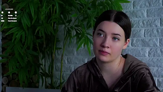 Snapshot of LowOncoming chatting on April 2026 01:37:01 AM LowOncoming online show from April 2026 01:37:01 AM