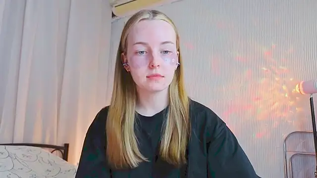 Snapshot of Wild__flowers chatting on April 2026 11:42:01 PM Wild flowers online show from April 2026 11:42:01 PM