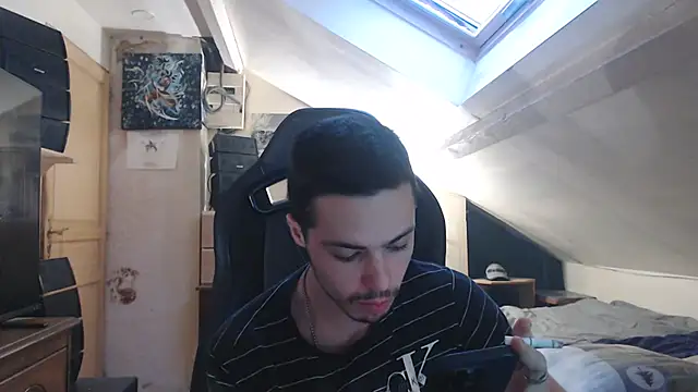 Snapshot of Logan23310 chatting on December 2024 07:33:02 AM Logan23310 online show from December 2024 07:33:02 AM