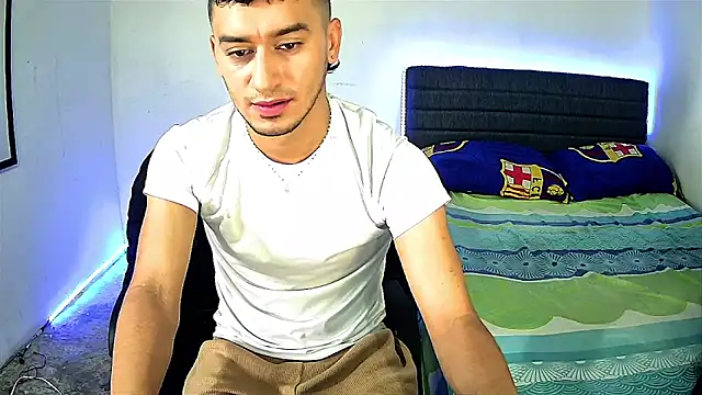 Snapshot of Kevin_Torres chatting on December 2025 04:47:01 PM Kevin Torres online show from December 2025 04:47:01 PM