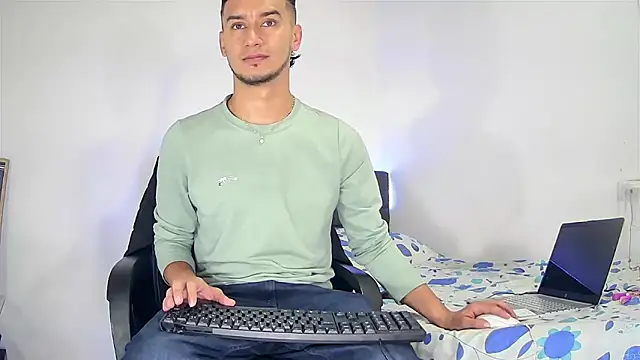 Snapshot of Kevin_Torres chatting on February 2026 03:44:01 PM Kevin Torres online show from February 2026 03:44:01 PM