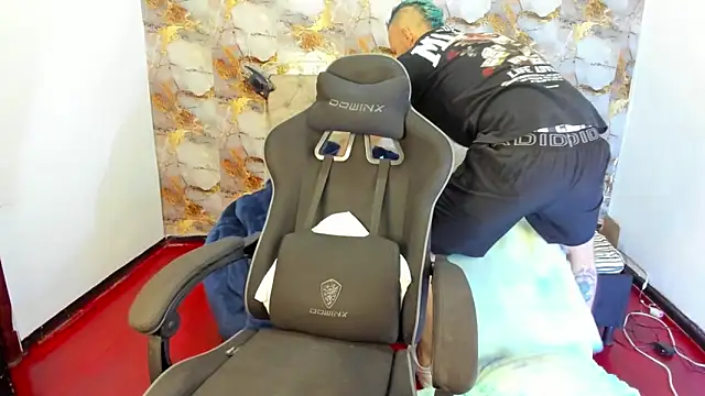 Snapshot of Damon_Bakert chatting on April 2026 02:11:02 PM Damon Bakert online show from April 2026 02:11:02 PM