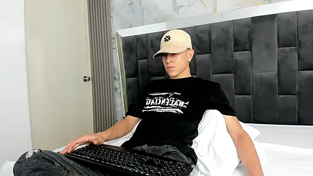 Snapshot of Dei_v_48 chatting on February 2025 10:31:02 PM Dei v 48 online show from February 2025 10:31:02 PM