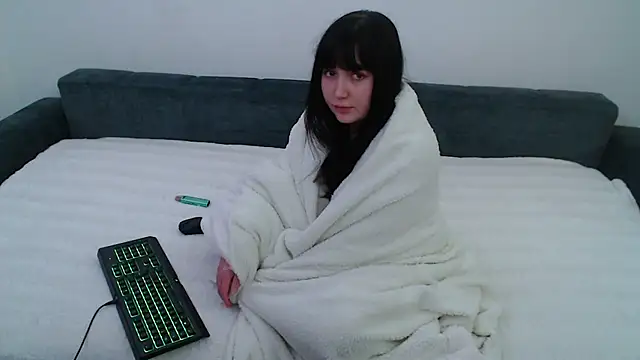 Lynylou online show from December 2024 06:49:01 PM