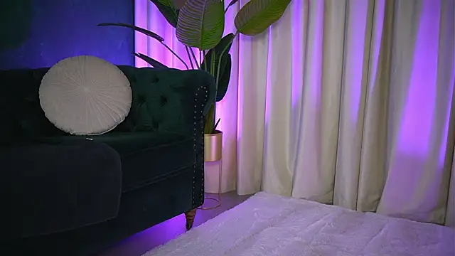 Snapshot of FoxieJullia chatting on November 2025 04:45:02 AM FoxieJullia online show from November 2025 04:45:02 AM