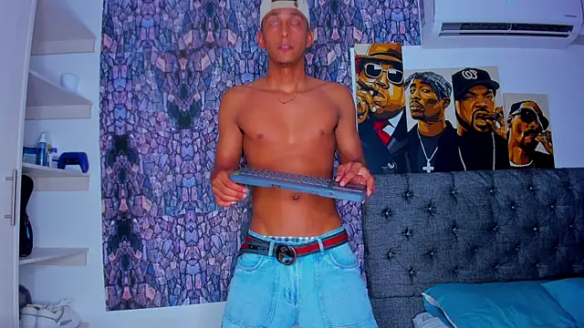 Snapshot of dominic_smith_ chatting on February 2025 01:05:02 AM dominic smith online show from February 2025 01:05:02 AM