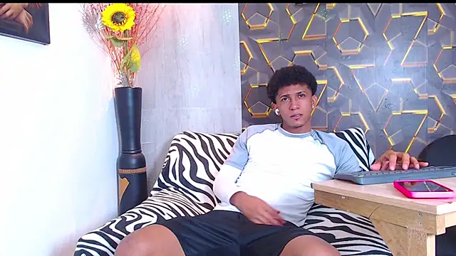 Snapshot of dominic_smith_ chatting on September 2025 10:56:02 PM dominic smith online show from September 2025 10:56:02 PM