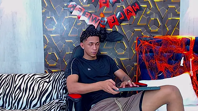 Snapshot of dominic_smith_ chatting on October 2025 06:25:02 PM dominic smith online show from October 2025 06:25:02 PM