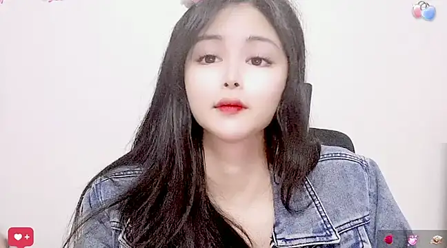 Snapshot of ---MIA--- chatting on March 2025 04:33:02 PM ---MIA--- online show from March 2025 04:33:02 PM