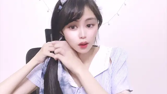 Snapshot of ---MIA--- chatting on October 2025 02:14:01 PM ---MIA--- online show from October 2025 02:14:01 PM