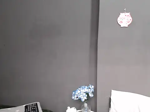 Snapshot of CREAMYCUPCAKExxx chatting on November 2025 01:32:01 PM CREAMYCUPCAKExxx online show from November 2025 01:32:01 PM