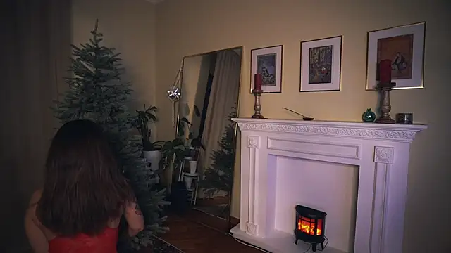 Snapshot of Leona_Mell chatting on December 2024 01:21:01 AM Leona Mell online show from December 2024 01:21:01 AM