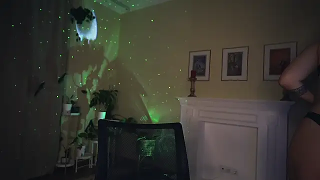 Snapshot of Leona_Mell chatting on February 2025 07:03:02 PM Leona Mell online show from February 2025 07:03:02 PM