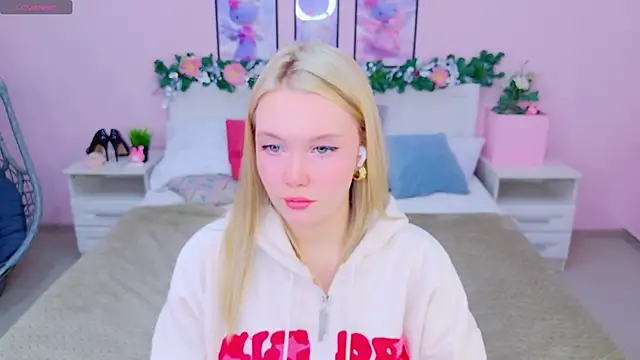 Snapshot of AliceMorr chatting on January 2025 08:04:01 AM AliceMorr online show from January 2025 08:04:01 AM