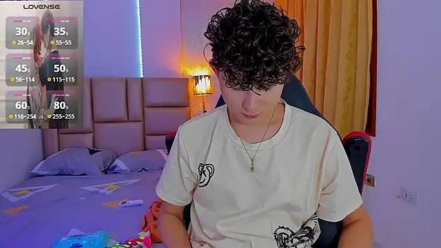 Snapshot of Nathan_Bluee chatting on February 2025 12:06:02 PM Nathan Bluee online show from February 2025 12:06:02 PM