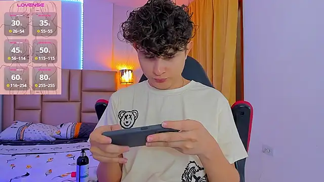 Snapshot of Nathan_Bluee chatting on February 2025 12:21:02 PM Nathan Bluee online show from February 2025 12:21:02 PM