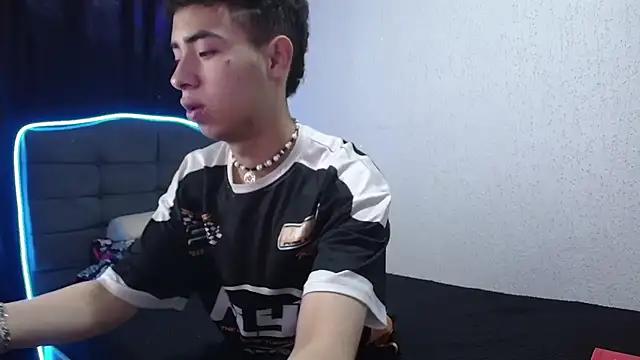 sexybat twink online show from December 2024 08:03:02 PM