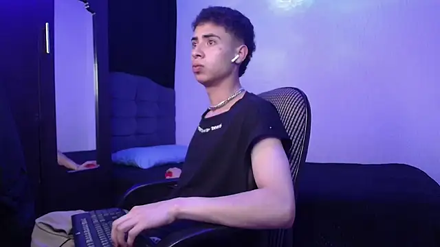 sexybat twink online show from February 2025 03:35:02 AM