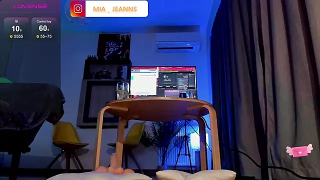 Snapshot of MiaJeanns chatting on December 2024 08:39:01 PM MiaJeanns online show from December 2024 08:39:01 PM