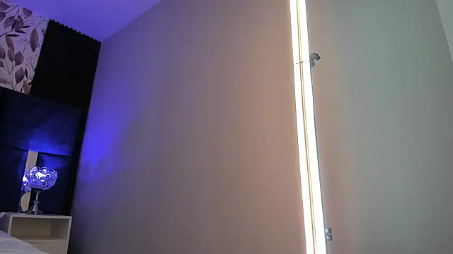 Larabrooks online show from November 2025 07:13:02 PM