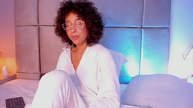 Snapshot of OSHUN_ chatting on February 2025 10:11:01 PM OSHUN online show from February 2025 10:11:01 PM