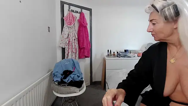 TanyaTaylor45 online show from October 2025 12:39:02 PM