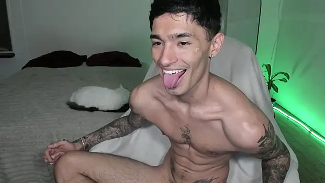 Snapshot of Damon__333 chatting on April 2026 03:18:02 AM Damon 333 online show from April 2026 03:18:02 AM
